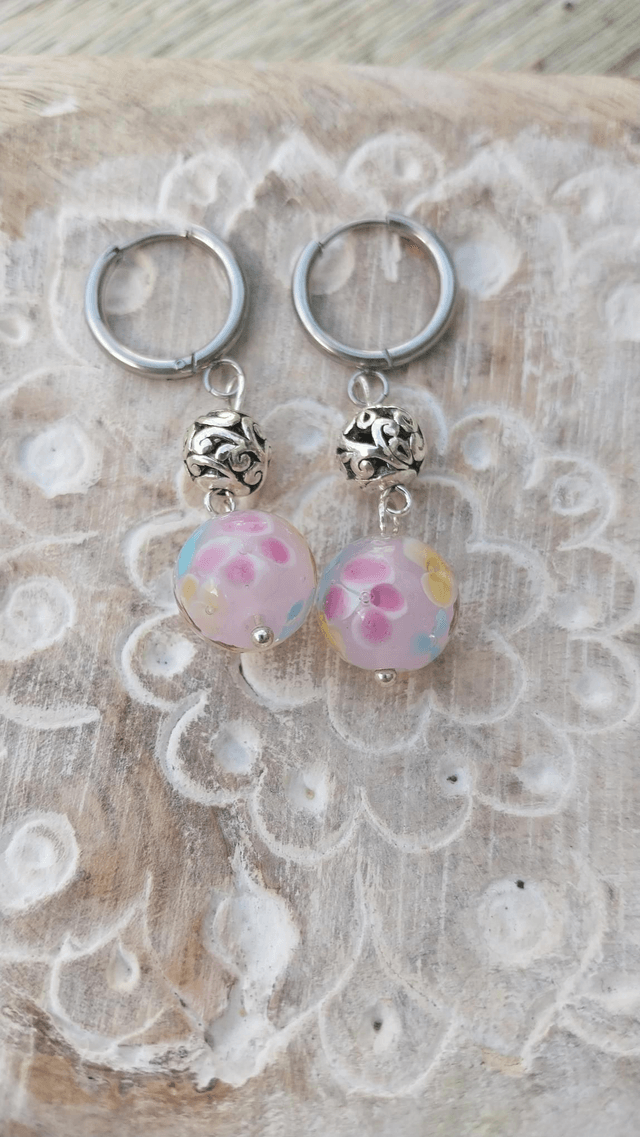 Boucles perles artisanales fleuries en verre 
