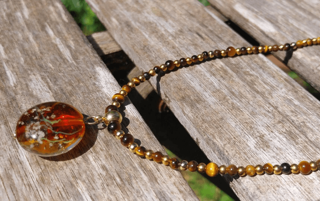 Collier Oeil de tigre, acier inoxydable plaqué or  et perle artisanale en verre 