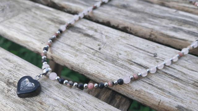 Collier Quartz rose et Rhodonite et cœur en verre de bohême 