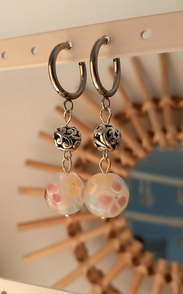 Boucles perles artisanales fleuries en verre 