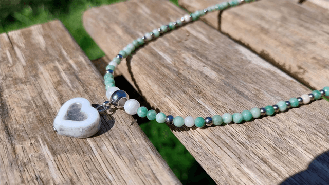 Collier Green spot et Howlite 