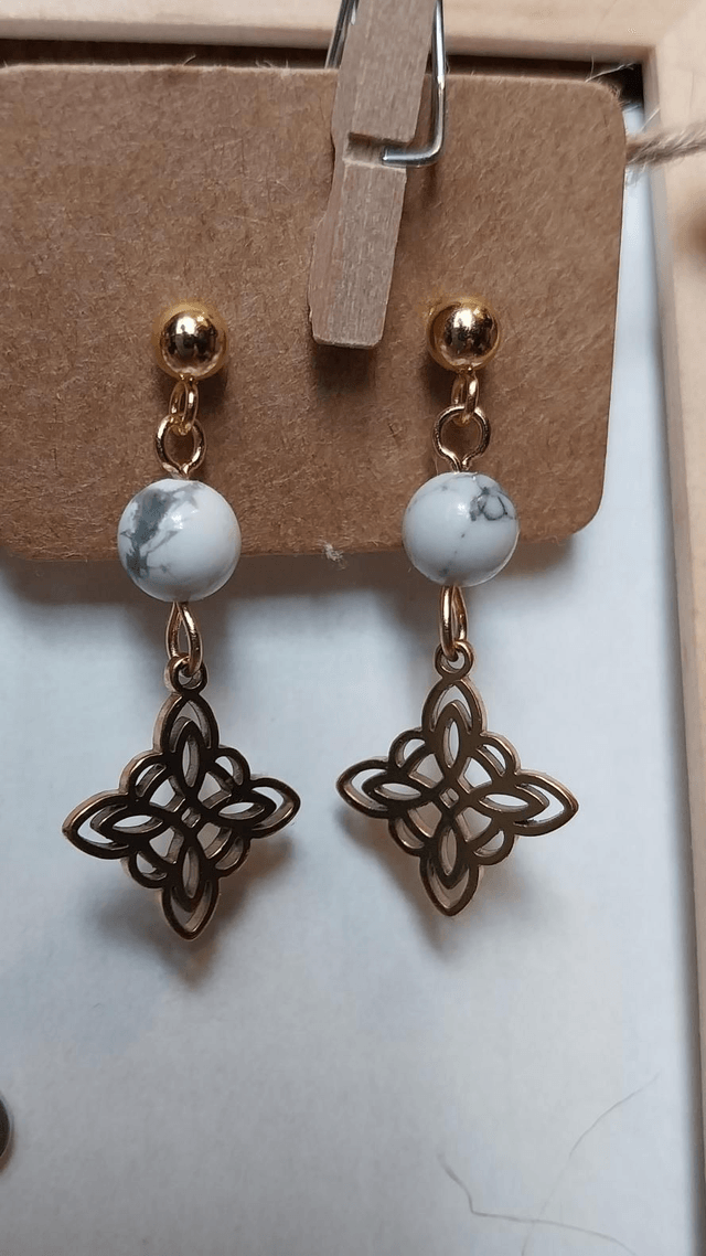 Boucles d'oreilles Howlite et noeud celtique