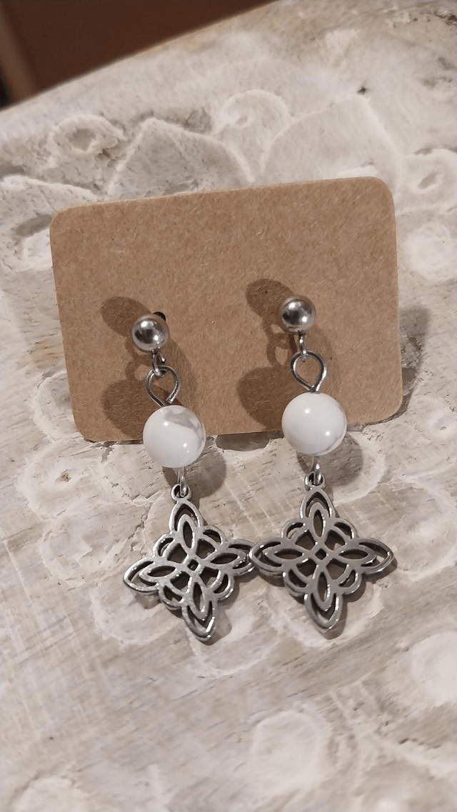 Boucles d'oreilles Howlite et noeud celtique
