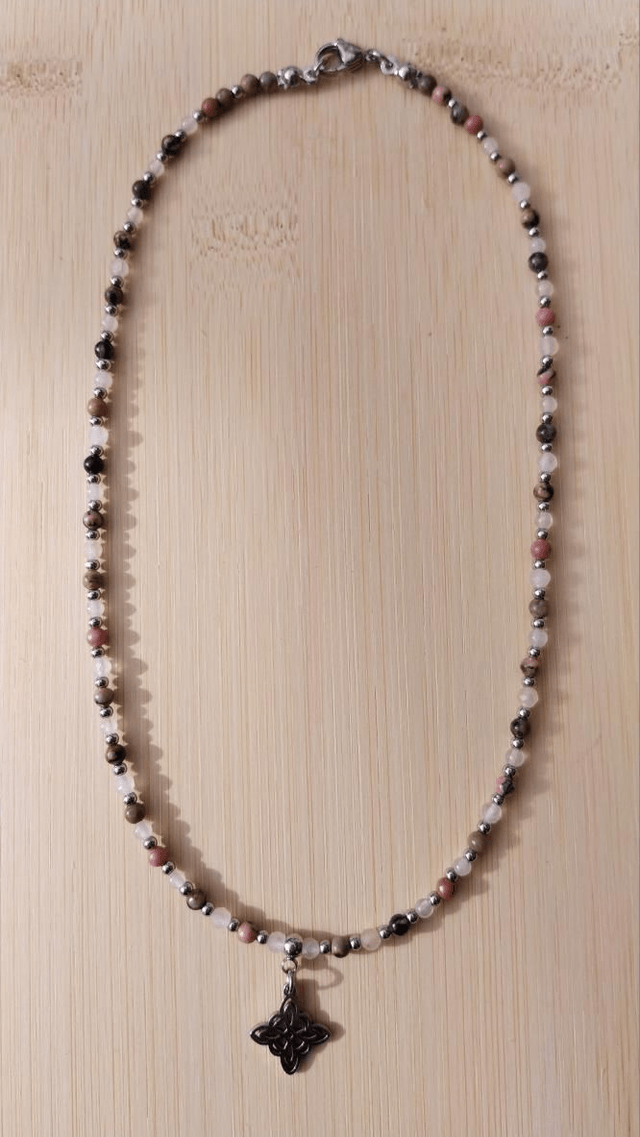 Collier Rhodonite, Quartz rose, pendentif "noeud de sorcière" en acier inoxydable 