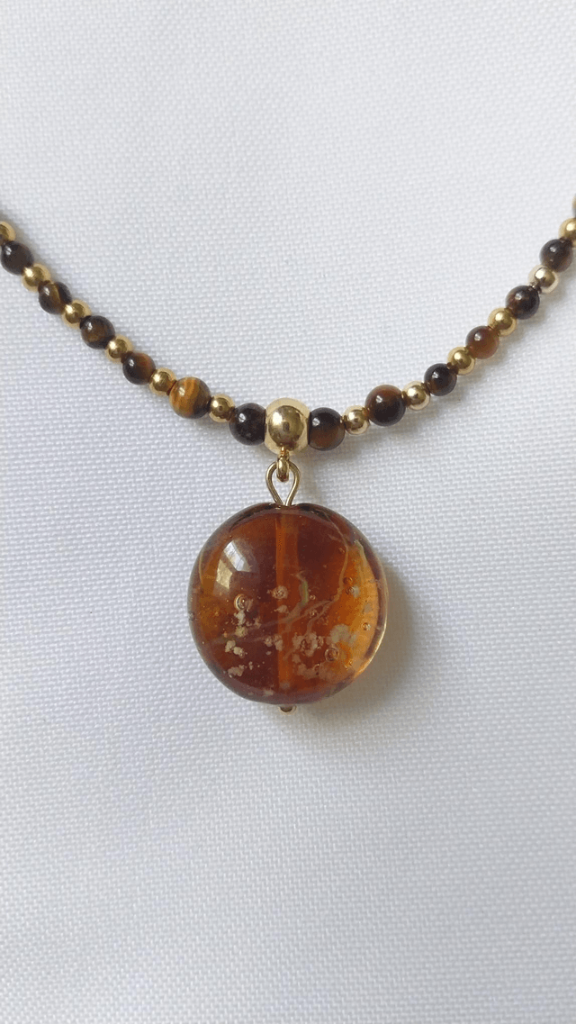 Collier Oeil de tigre, acier inoxydable plaqué or  et perle artisanale en verre 