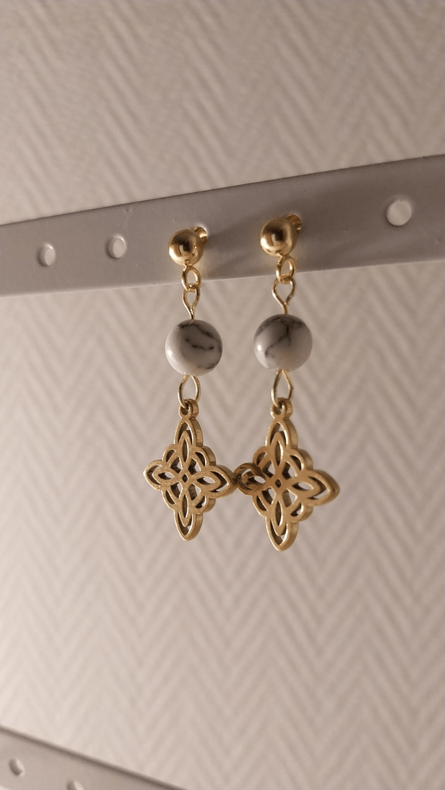 Boucles d'oreilles Howlite et noeud celtique