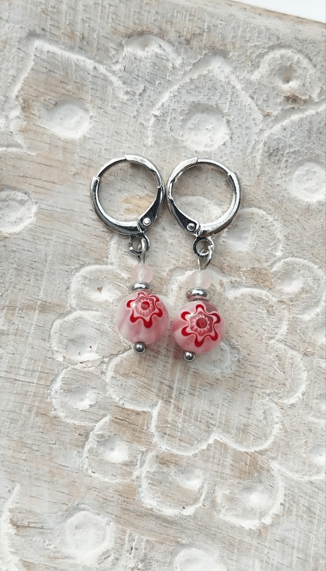 Petites boucles en perles Millefiori et en Quartz rose facetté 