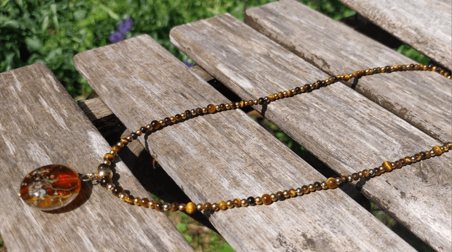 Collier Oeil de tigre, acier inoxydable plaqué or  et perle artisanale en verre 
