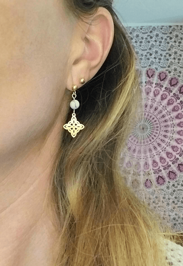 Boucles d'oreilles Howlite et noeud celtique