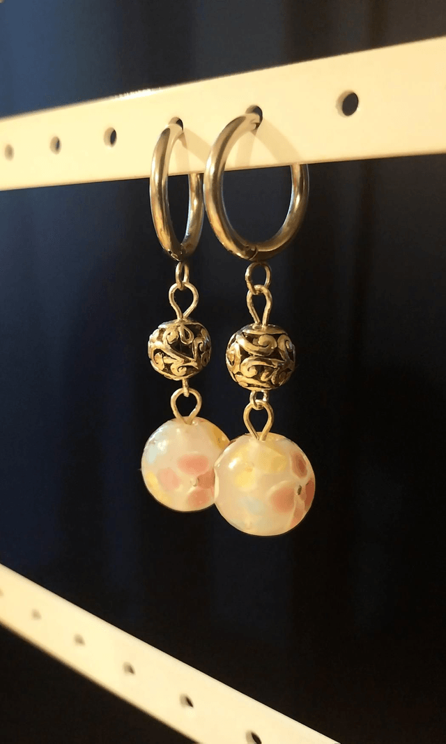 Boucles perles artisanales fleuries en verre 
