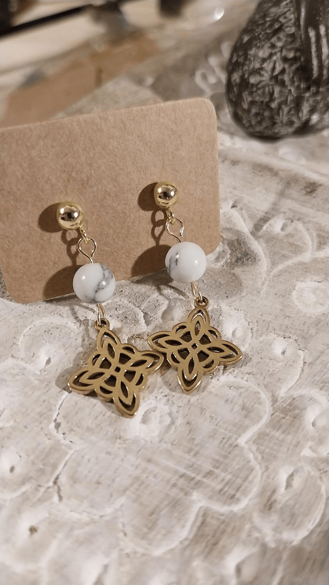 Boucles d'oreilles Howlite et noeud celtique