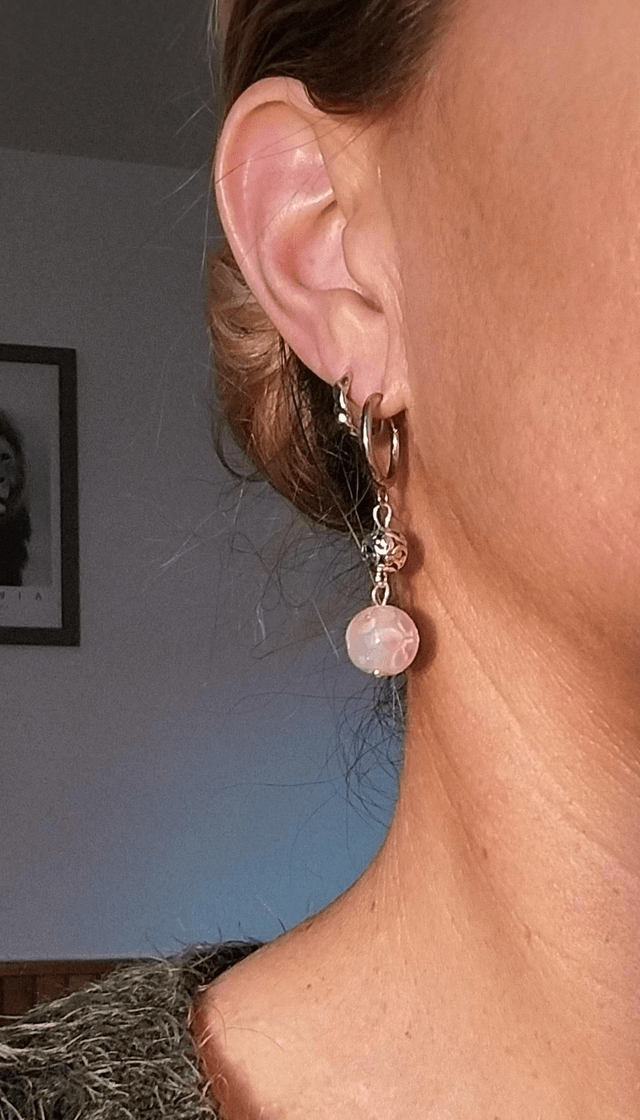 Boucles perles artisanales fleuries en verre 