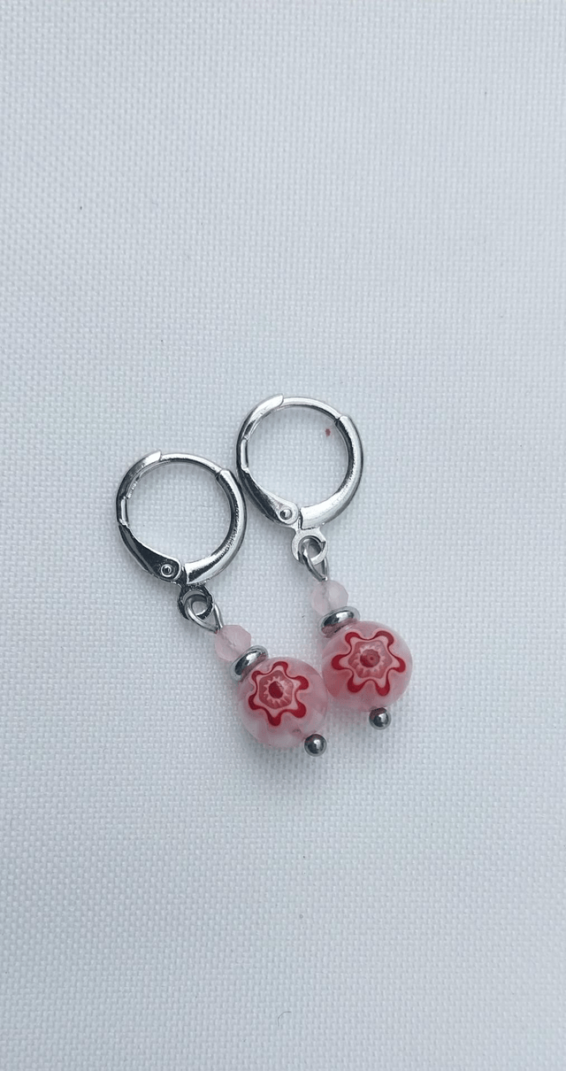 Petites boucles en perles Millefiori et en Quartz rose facetté 