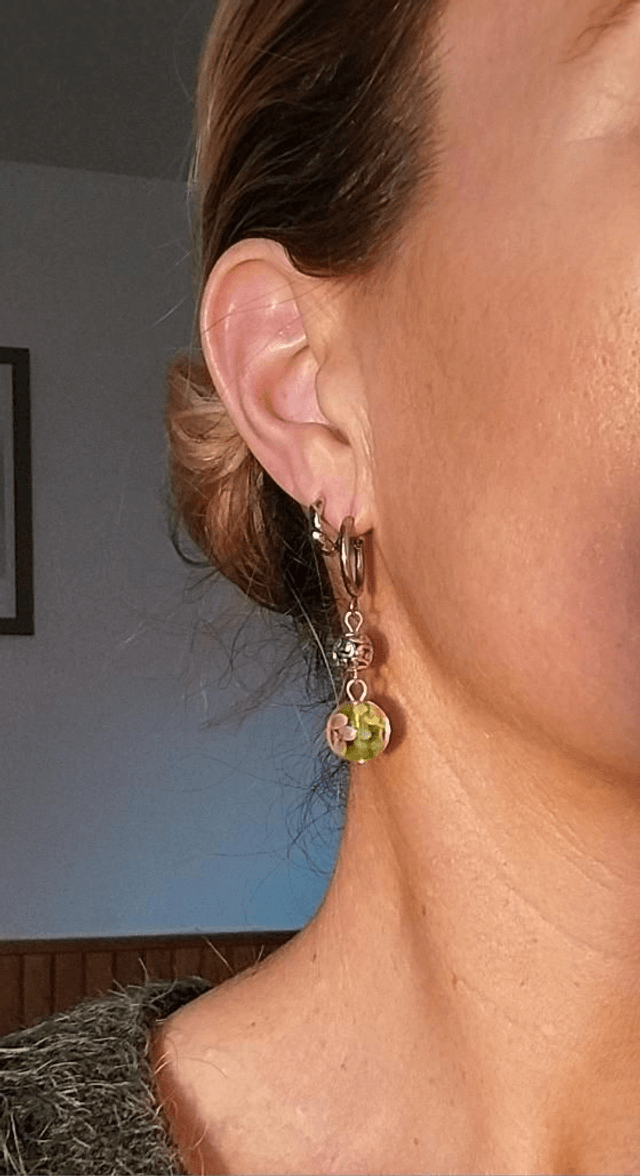 Boucles perles artisanales fleuries en verre 