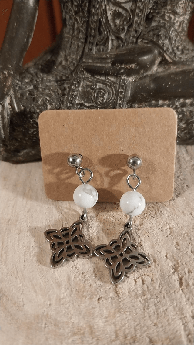Boucles d'oreilles Howlite et noeud celtique