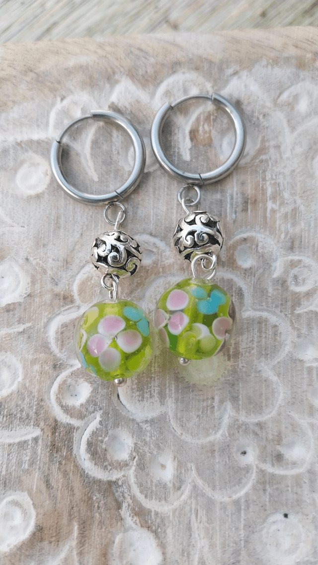 Boucles perles artisanales fleuries en verre 