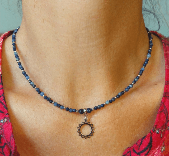 Collier &quot;soleil&quot; en pierres de Lapis-Lazuli et de Sodalite