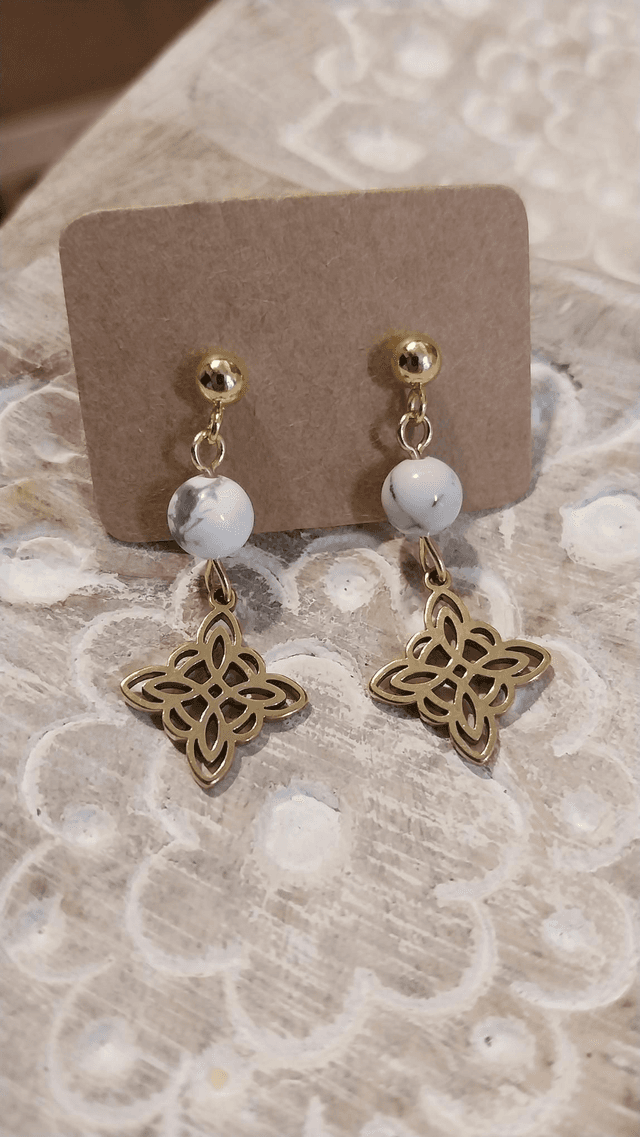 Boucles d&#039;oreilles Howlite et noeud celtique